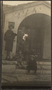 [Familia delante del estudio Fleckenstein en Long Beach] de Louis Fleckenstein