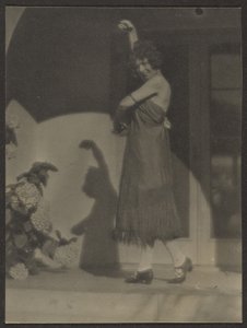 [Bailarina ante House] de Louis Fleckenstein
