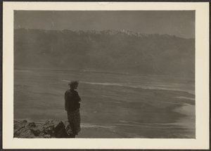 [Figura con vistas a la costa] de Louis Fleckenstein