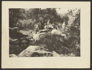 [Figuras atravesando el paisaje]