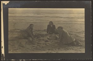 [Figuras sentadas en la playa]