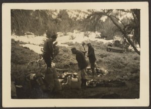 [Figuras en el campamento]