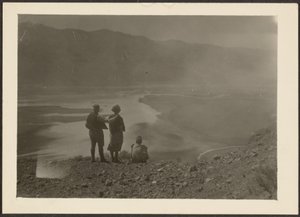 [Figuras en el Oasis del Desierto]
