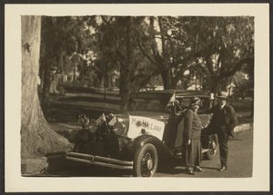 [Figuras en un coche con banderas] de Louis Fleckenstein