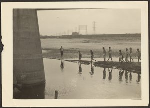 [Figuras en la escena del agua industrial]