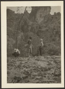 [Figuras en paisaje montañoso]