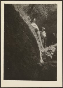 [Figuras en Sunlight on Rocks] de Louis Fleckenstein