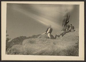 [Figuras sobre rocas] de Louis Fleckenstein