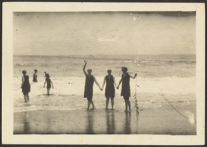 [Figuras en una playa sujetando algas] de Louis Fleckenstein
