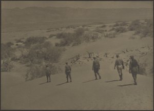 [Cinco hombres caminando por el desierto] de Louis Fleckenstein