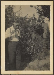 [Fleckenstein comiendo en un jardín] de Louis Fleckenstein