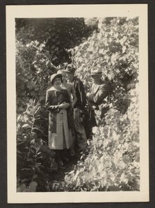 [Fleckenstein, Florence, y sus hijos en el bosque]