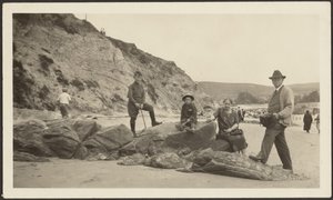 [Fleckenstein con cámara y familia en la playa] de Louis Fleckenstein