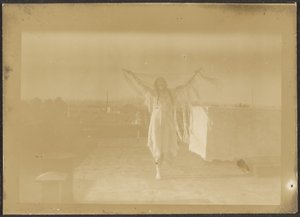 [Florence bailando en traje nativo americano]