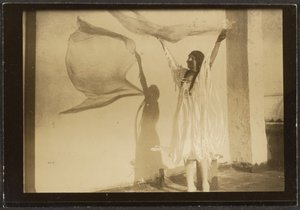 [Florence bailando en traje nativo americano]