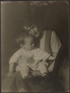 [Florence sosteniendo a su bebé] de Louis Fleckenstein