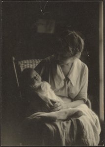 [Florence sosteniendo a su bebé]