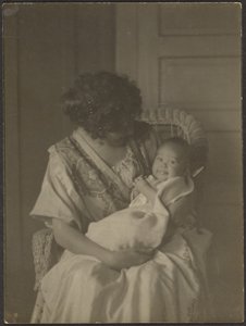 [Florence sostiene a su bebé en una mecedora]