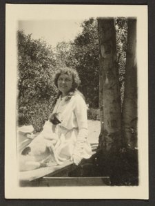 [Florence sentada con su perro]