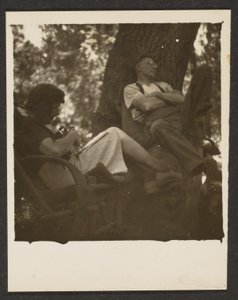[Florence y su marido en el bosque]