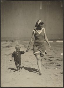 [Florencia y el bebé caminando por la playa] de Louis Fleckenstein