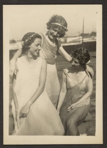 [Florencia con amigos en trajes de gasa]
