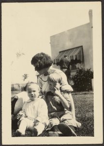 [Florencia con dos niños en el césped] de Louis Fleckenstein