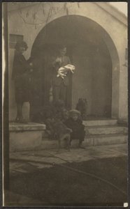 [La familia de Florence con su conejo de mascota] de Louis Fleckenstein