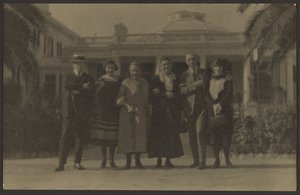 [Retrato de grupo delante de un edificio público] de Louis Fleckenstein