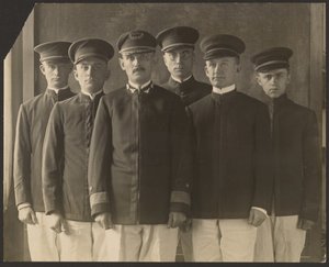 [Grupo de jóvenes uniformados ante el tapiz (¿Cadetes)]