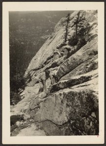[Excursionista escalando un peñasco] de Louis Fleckenstein