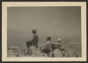 [Excursionistas sentados en rocas]