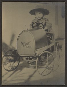 [Niño sentado en un coche de peluche] de Louis Fleckenstein