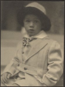 [Niño pequeño con un bonito traje]