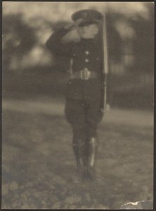 [Niño con uniforme] de Louis Fleckenstein