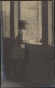 [Niña mirando por la ventana]