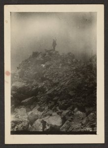[Hombre sobre una pila de rocas]