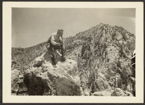 [Hombre sobre las rocas] de Louis Fleckenstein
