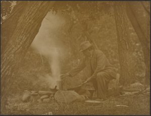 [Un hombre cocinando en una hoguera de acampada en el bosque] de Louis Fleckenstein