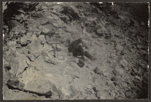 [Hombre entre las rocas] de Louis Fleckenstein