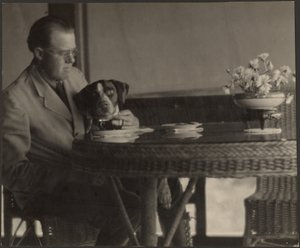 [Hombre y perro sentados a la mesa] de Louis Fleckenstein