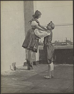 [Un hombre y una mujer bailando con trajes de época] de Louis Fleckenstein