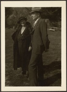 [Hombre y mujer de pie sobre la hierba]