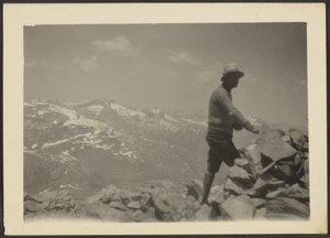 [Hombre en paisaje montañoso]