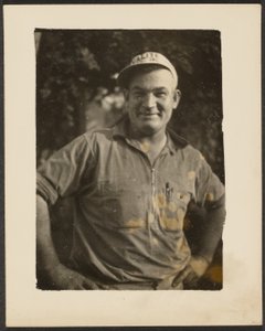 [Hombre con sombrero de Valite Inc.]
