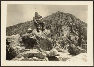 [Hombre sentado sobre rocas] de Louis Fleckenstein