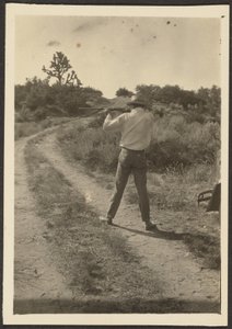 [Hombre en el camino con pistola]
