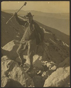Hombre en la cima de una colina rocosa