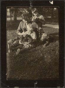 [Hombre con niños y cachorros en el patio] de Louis Fleckenstein