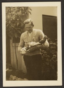 [Hombre con palomas]